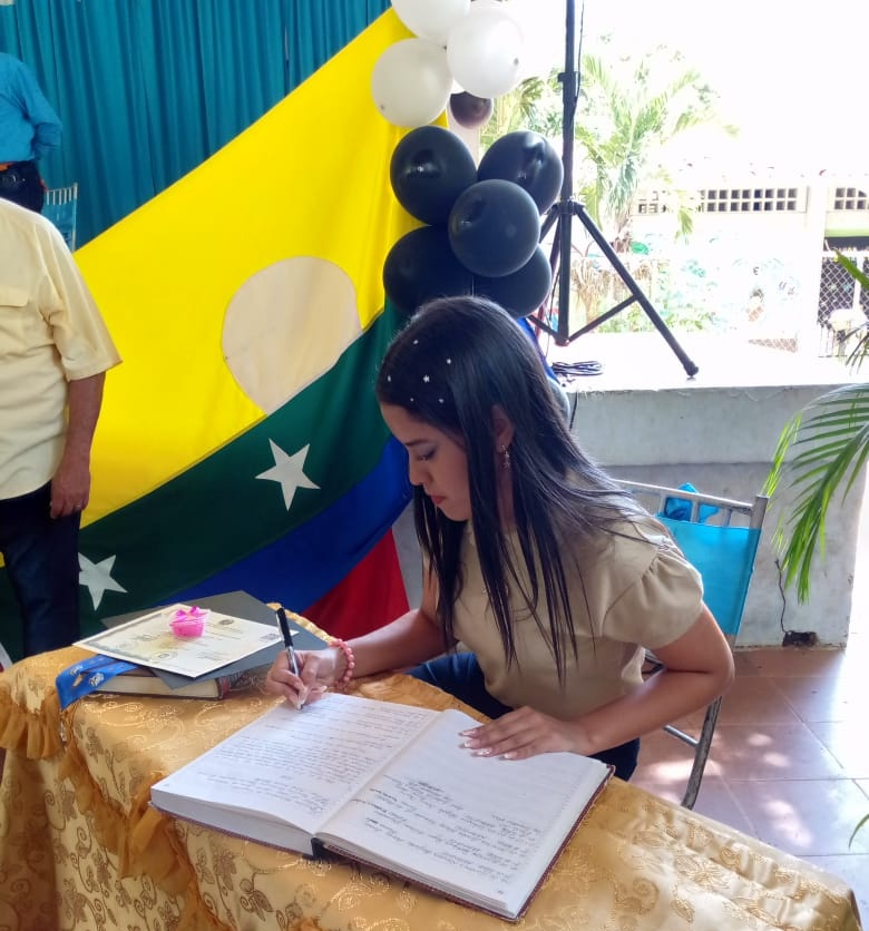 ¡Logros académicos!

En el municipio Gómez continúan los actos de graduación.
Felicitamos a los nuevos bachilleres de la UE "Apolinar Figueroa Coronado".

#PuebloDeJusticia 
#NuevaEsparta

Venezuela es un país de paz. 

<a href="/NicolasMaduro/">Nicolás Maduro</a>
<a href="/MPPEDUCACION/">MPPEDUCACION</a> 
<a href="/_LaAvanzadora/">Yelitze Santaella</a>