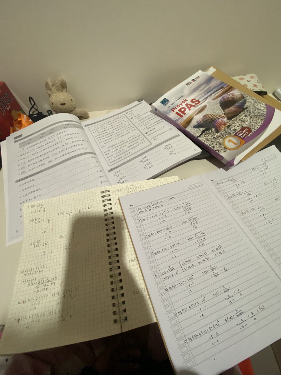 sunnievae's tweet photo. ova’s study progress 🐨
first day august sudah mabok latsol math, tapi gapapa iloveu math, mabok mandarin juga hduh (tutor bisa mandarin dalam 1 hari plz), hari ini lebih fokus ke belajar math soalnya besok ada quiz (wish me luck) 😢😢😢 #studytwt https://t.co/xlQSL6IqHr