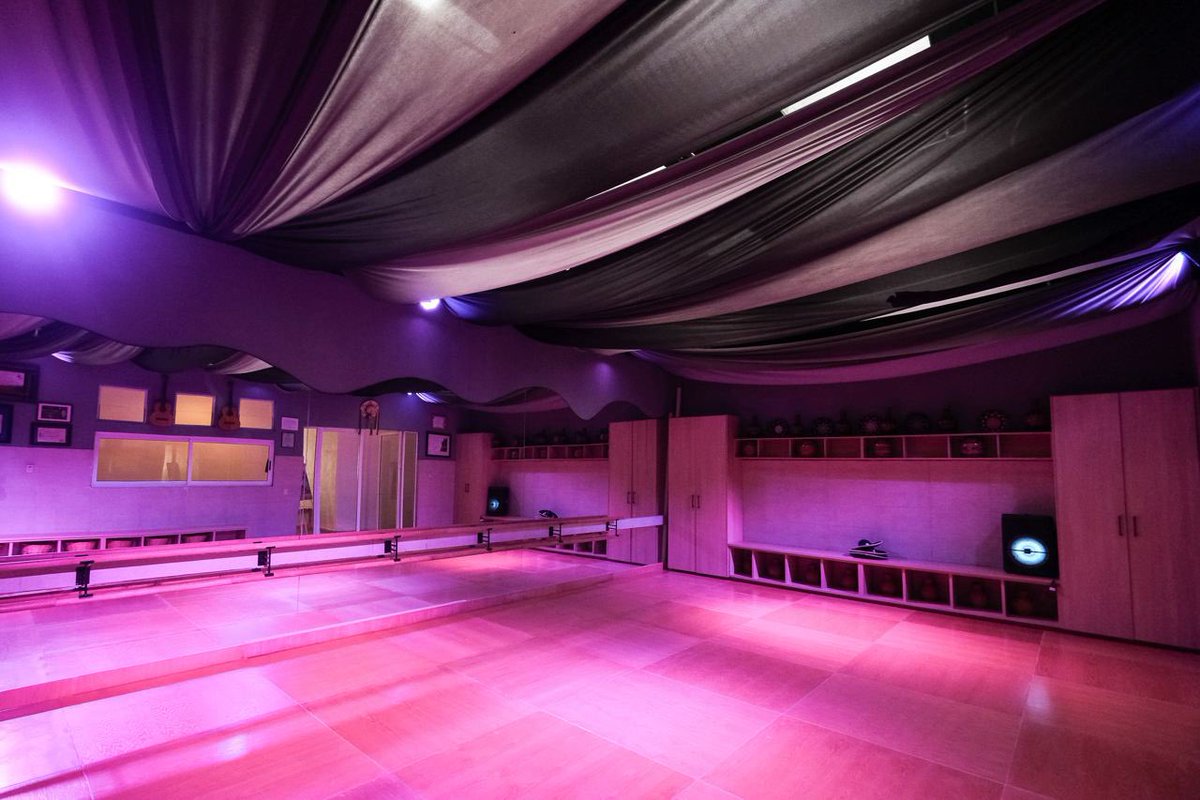 Así se ve el nuevo rostro de uno de los albergues más importantes en Jalisco, Cien Corazones. 

Se renovaron vertientes de gran importancia para el desarrollo psicomotriz de nuestras infancias: Sala multisensorial y de rehabilitación física, sala de baile y jardín recreativo.