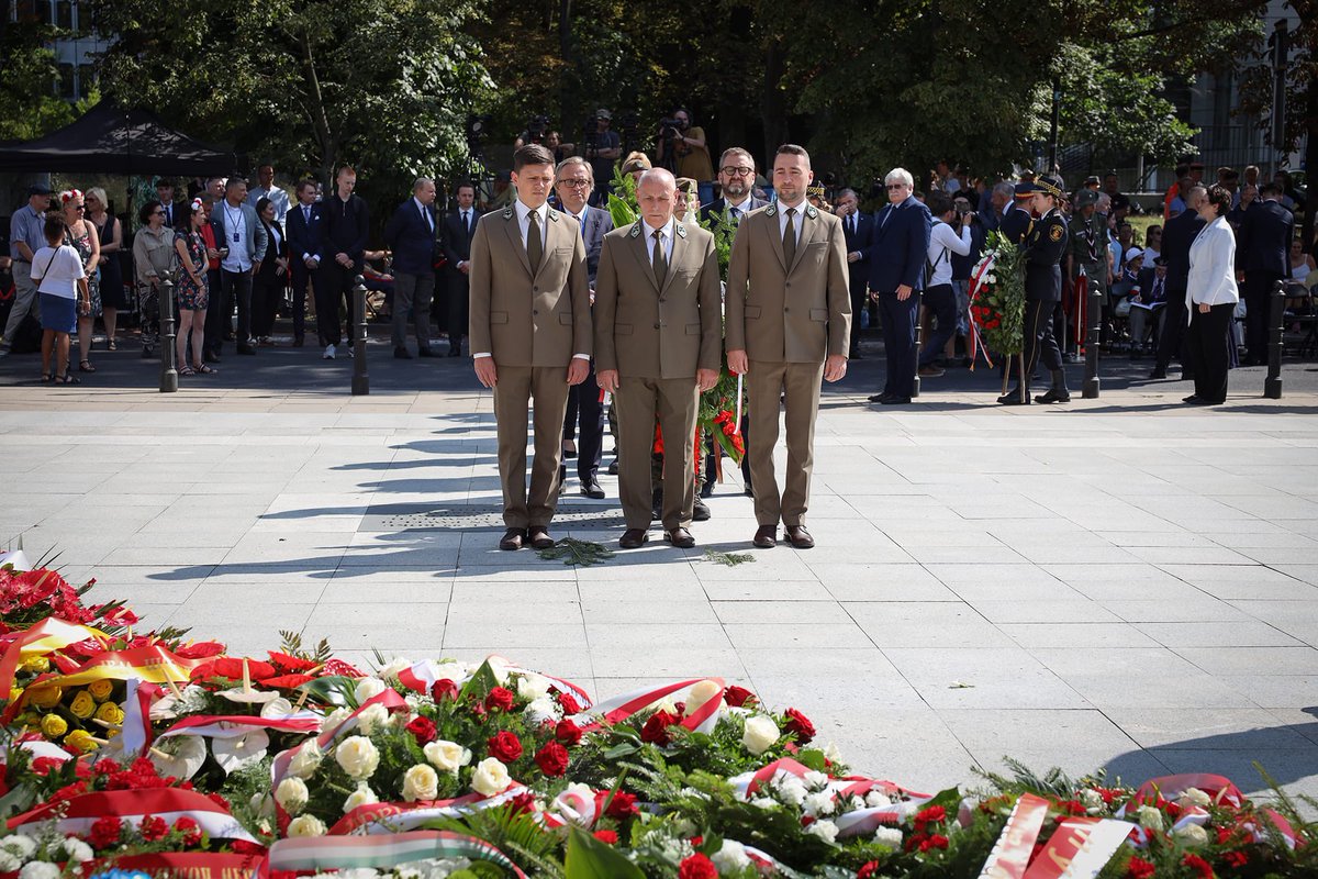 LPanstwowe's tweet photo. Leśnicy oddali hołd Powstańcom Warszawskim podczas uroczystości przy pomniku Polskiego Państwa Podziemnego i Armii Krajowej w #Warszawa .
Godzina „W” już za chwilę. Oddajmy hołd Powstańcom Warszawskim,
Cześć i chwała Bohaterom!
#GodzinaW
#WarsawUprising1944 #80lat https://t.co/24PfYV0sEC