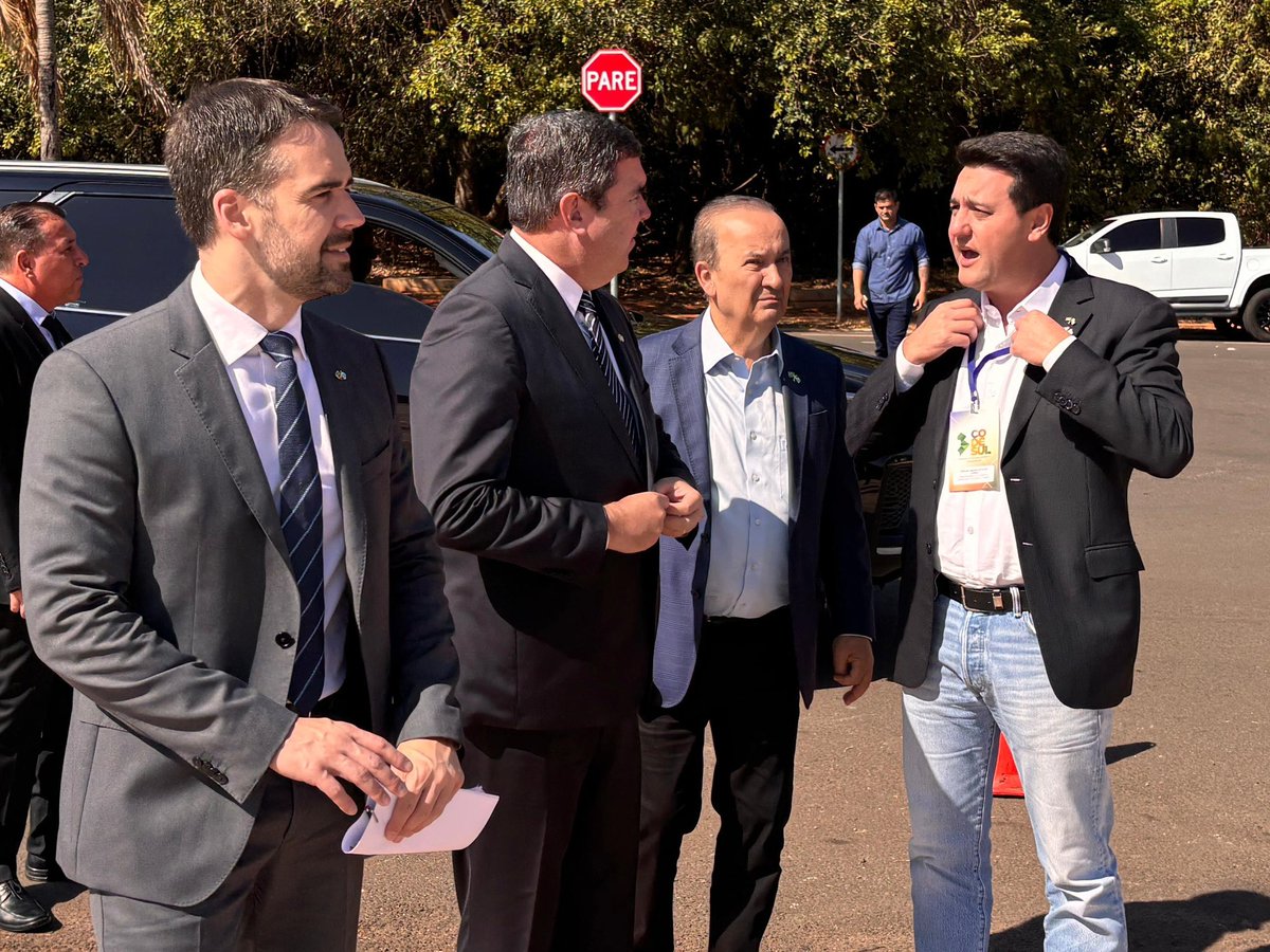EduardoRiedel_'s tweet photo. Hoje recebo em MS os governadores @ratinho_jr, @jorginhomello e @EduardoLeite_, que integram o #Codesul, para discutirmos pautas climáticas conjuntas para nossos estados. Vamos ter um dia extenso de trabalho por aqui. https://t.co/b58j8ZpQn9