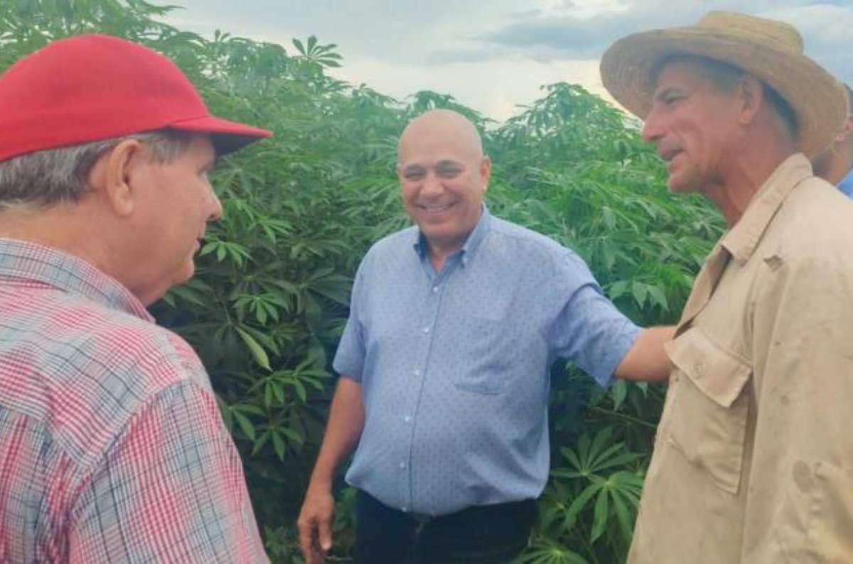 El miembro del Buró Político y Secretario de Organización del CCPCC <a href="/DrRobertoMOjeda/">Dr. Roberto Morales Ojeda</a> evaluó en #Camagüey el cumplimiento de los acuerdos del VIII Pleno del Comité Central  y de las visitas realizadas por <a href="/DiazCanelB/">Miguel Díaz-Canel Bermúdez</a>  a la provincia.

Más Información:

pcc.cu/compartir-buen…