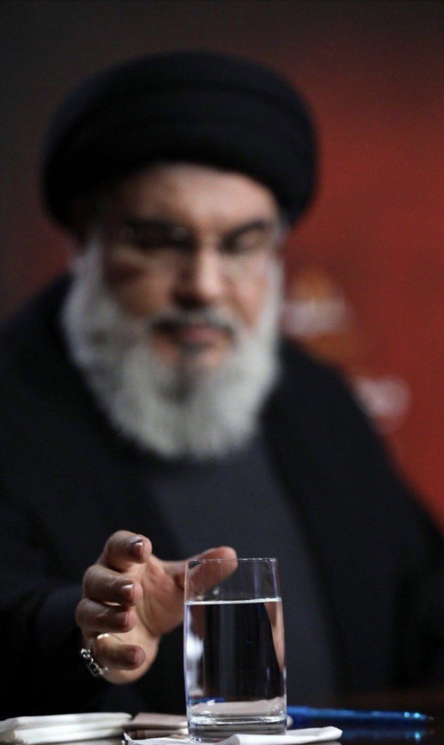 يا مَن جعلتَ مشاعري جَـيّاشة
أفـديكَ من وجـهٍ يشعُّ بَشـاشةْ
أنا في هواكَ أهيمُ.. فاعذرني إذا 
قبّلتُ وجهَكَ من وراءِ الشاشةْ !