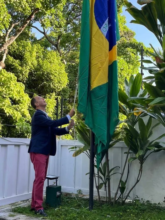 poptime's tweet photo. 🚨 Brasil acata pedido da Argentina e ASSUME temporariamente o controle da embaixada da Argentina na Venezuela, após um pedido explícito do governo argentino, que abrigava alguns membros da oposição de Nicolas Maduro.

Os argentinos estavam sem garantias mínimas de que não seriam perseguidos ou presos pelo governo do ditador.