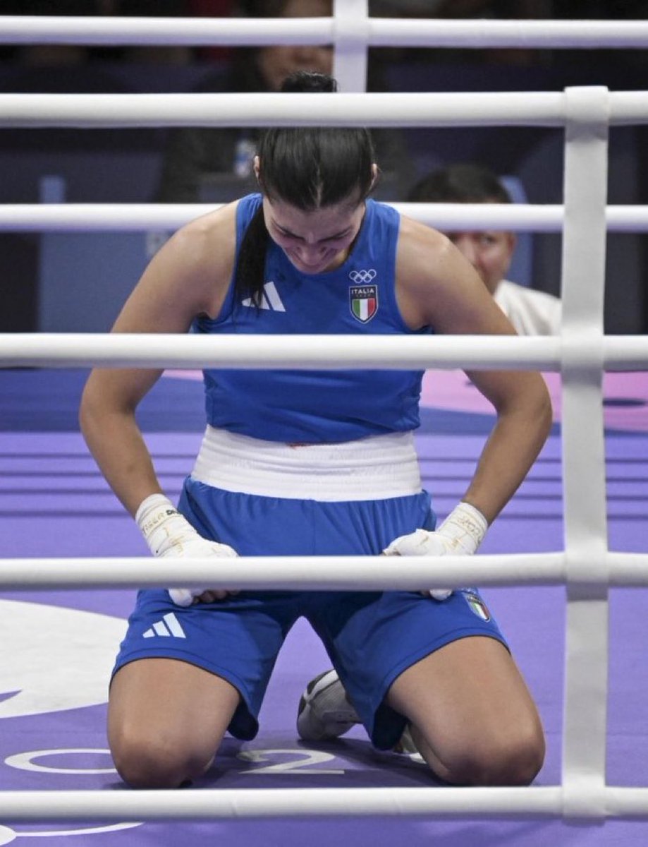 SofianouKsenia's tweet image. Η Ιταλίδα, Άντζελα Καρίνι, αναγκάστηκε να πυγμαχήσει εναντίον ενός βιολογικού αρσενικού που αυτοπροσδιορίζεται ως γυναίκα, μ’ αποτέλεσμα να εγκαταλείψει τον αγώνα μέσα 45 δευτερόλεπτα.
Προφανώς οι οργανώσεις για τα δικαιώματα των γυναικών σφυρίζουν αδιάφορα.
Τραγικό!
#ΛΟΑΤΚΙ