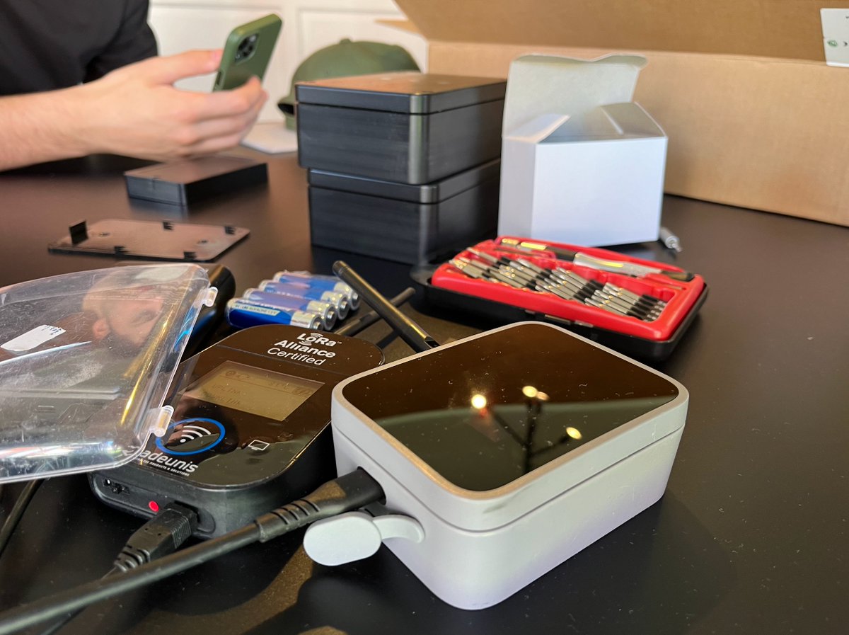 Exciting day at work! 🌳  
Today, we installed a LoRaWAN people counter at one of Sweden's natural wonders - the third oldest oak tree in the country, estimated to be 800 years old and 9.7m in circumference!🤯

#LoRaWAN #Dragino #Helium #TTN #imbuildings #RAKWireless #adeunis