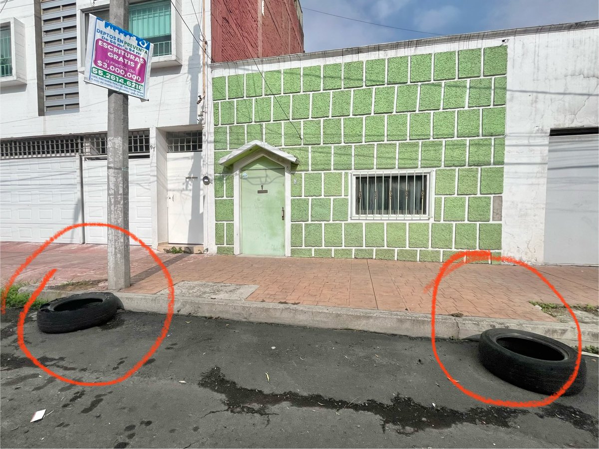 FER_VALIANT's tweet photo. @UCS_GCDMX @MHcesac @mauriciotabe Seguimos con la obstrucción a la vía pública y apartado de lugares. Calle de Muritz y cerrrada de Muritz. Cuando terminaremos con esta situación ?. URGEN PARQUÍMETROS! https://t.co/xkaYIXIJQD