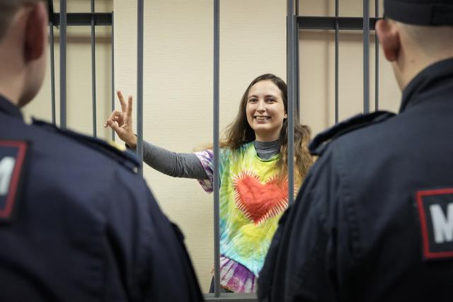 andreysitnik's tweet photo. The whole world: cheering for their own at the Olympics

Russians: cheering for their own at the political prisoner exchange

https://t.co/R5eXtJQ87I https://t.co/hffOiN34fv