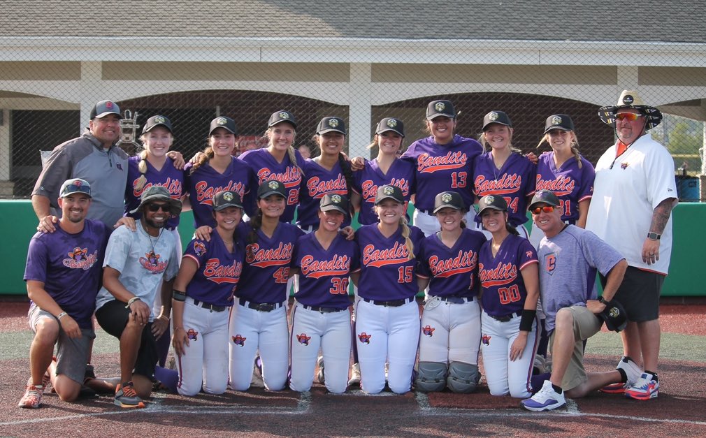 GabiToney's tweet image. Tough goodbyes to the greatest people this last week. Thank you bandits for the best 4 years I could ask for. Proud of what we have accomplished! Endless love for this family. 💜🧡 @aibanditsbreer