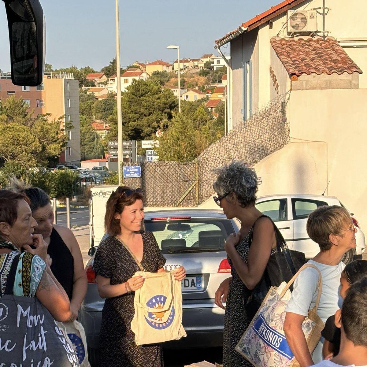 AudreyGatian's tweet photo. ☀️Deux nouvelles sorties à la journée pour les familles, ce matin:

🚌Départ de Kalliste pour Aqualand
🚌Départ de Campagne Lévêque pour les Saintes Maries de la Mer

Tout le monde à l’heure et impatient de monter dans les cars!

#Marseille #étémarseillais #quartierspop #polville https://t.co/Uu1HyHBJh1