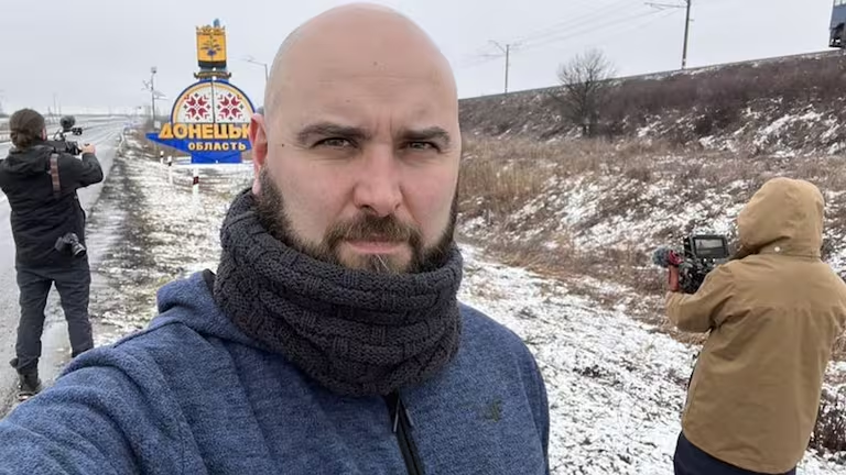 outsidersesp's tweet photo. El periodista Pablo González vuelve a ser libre luego de 2 años y medio secuestrado en Polonia.

En todo ese tiempo el "gobierno progresista" no hizo nada por él. Bueno, sí, envió al CNI a acojonar a su familia.

Ha tenido que ser Rusia quien maniobre para lograr su libertad. https://t.co/ilKWqzattC