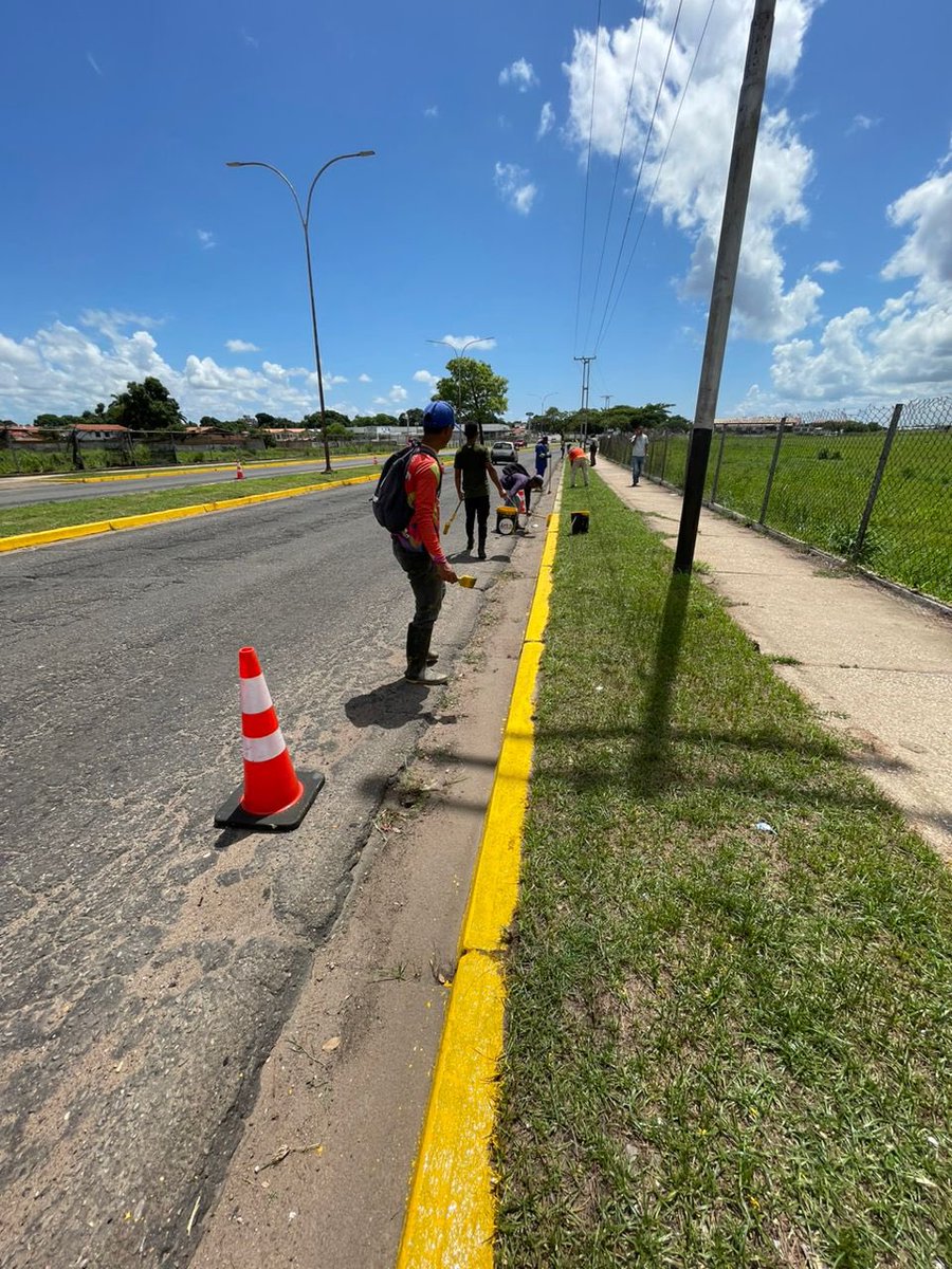 Nuestros equipos mantienen una jornada integral de mantenimiento y pintura en la avenida Jesús Soto en Ciudad Bolívar, somos gente de paz y construimos la patria grande junto al presidente <a href="/NicolasMaduro/">Nicolás Maduro</a> #PuebloDeJusticia
