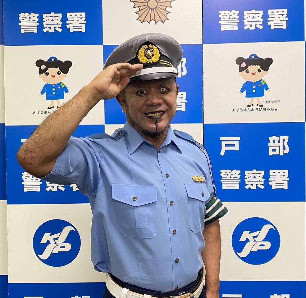 crazymonkey0909's tweet photo. ガキの頃、誘拐が流行っていて、『知らない人に声掛けられたら、うちのお父さんは警察官なんだよ』と言えって両親に言われていた

実際、うちの父親は建設業だったんだけど😂
本当の事を知った時はガッカリした💦

天国の親父見てるか？
オレっちは親父がなれなかった警察官になったぞ
1日だけど😂 https://t.co/HN8i3xrlhe