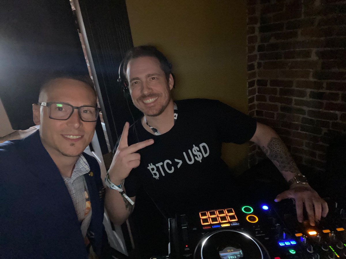 Had an amazing time at <a href="/DiscoverCrypto_/">Discover Crypto</a> penthouse! Finally met TJ, played pool with TA TIM, and discovered <a href="/Kellykellam/">KellyKellam</a> is an undercover DJ. Shoutout to @investingbroz, @Tims_TA, <a href="/HitNetwork_/">HIT Network</a>, <a href="/itzjoshuajake/">Joshua Jake</a>, and <a href="/deezy_BTC/">Deezy</a>! 🎱🎶🚀 #CryptoFam <a href="/TheBitcoinConf/">The Bitcoin Conference</a>