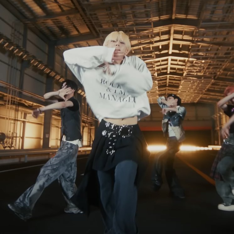 kmelpis's tweet photo. SUNOO'S WAIST WITH THE BLACK SKIRT AND PANTS I'M SCREAMINGGG https://t.co/vxyuhiDrh3