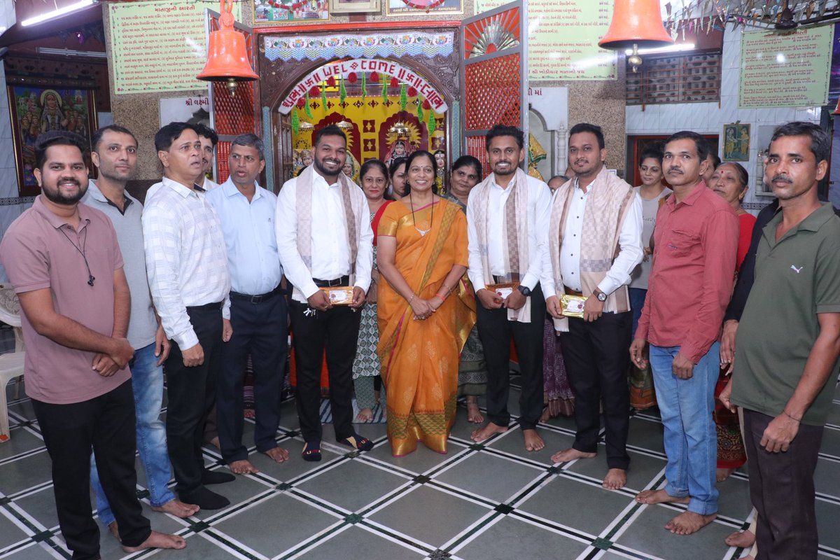 Connectgeeta's tweet photo. मिरा भाईंदर मधील खोडियार मंदिर येथे एल. एल. बी. परीक्षेत उत्तीर्ण होऊन वकील झलेल्या तरुणांचा गौरव करण्यात आला. यावेळी त्यांच्या या यशाबद्दल त्यांचे कौतुक केले आणि त्यांना पुढील वाटचालीसाठी शुभेच्छा दिल्या.
#llb #llbexams #achivement #success #falicitation #mirabhayandar https://t.co/tPk0YimEHF