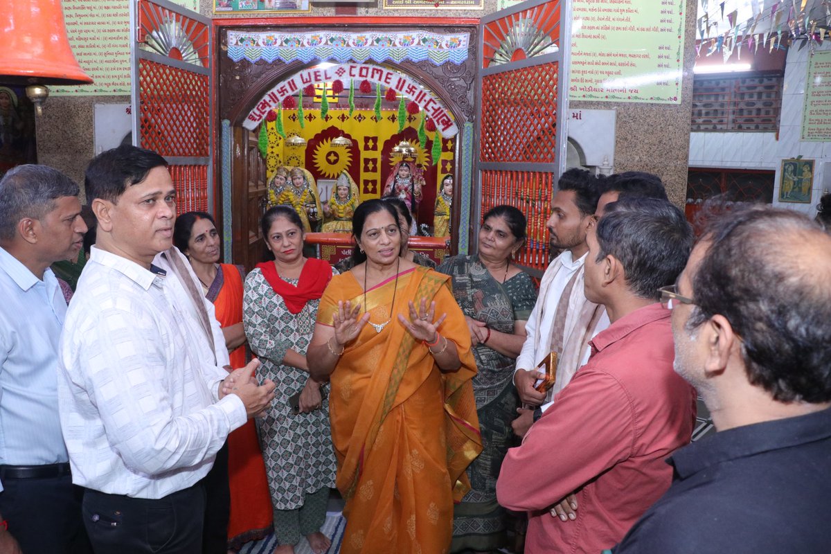 Connectgeeta's tweet photo. मिरा भाईंदर मधील खोडियार मंदिर येथे एल. एल. बी. परीक्षेत उत्तीर्ण होऊन वकील झलेल्या तरुणांचा गौरव करण्यात आला. यावेळी त्यांच्या या यशाबद्दल त्यांचे कौतुक केले आणि त्यांना पुढील वाटचालीसाठी शुभेच्छा दिल्या.
#llb #llbexams #achivement #success #falicitation #mirabhayandar https://t.co/tPk0YimEHF