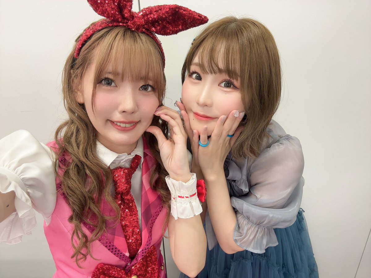 sola_waka's tweet photo. #夏のドリアカーニバル 
ふうりちゃんと石原夏織ちゃんに🎸セイラサンド🎸してもらった💕W2wingS！？笑
きいちゃん役の秋奈ちゃん👌💕
そらちゃん役の髙橋ミナミちゃん🦜✨️
マリアちゃん役の冨岡美沙子ちゃん💐🫶
声優チームのみなさまともご一緒出来て嬉しかった～✨️
 #aikatsu  #アイカツ https://t.co/ntiHhFaH1k