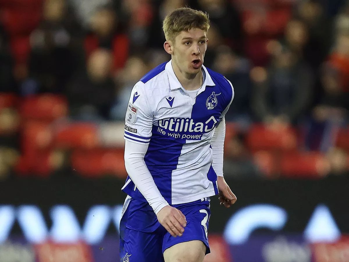 Bristol Rovers defender James Connolly has agreed a deal to join Crewe. 
Connolly is set to sign a two-year deal at the League Two club. ✍️
#CrewAlex #UTG