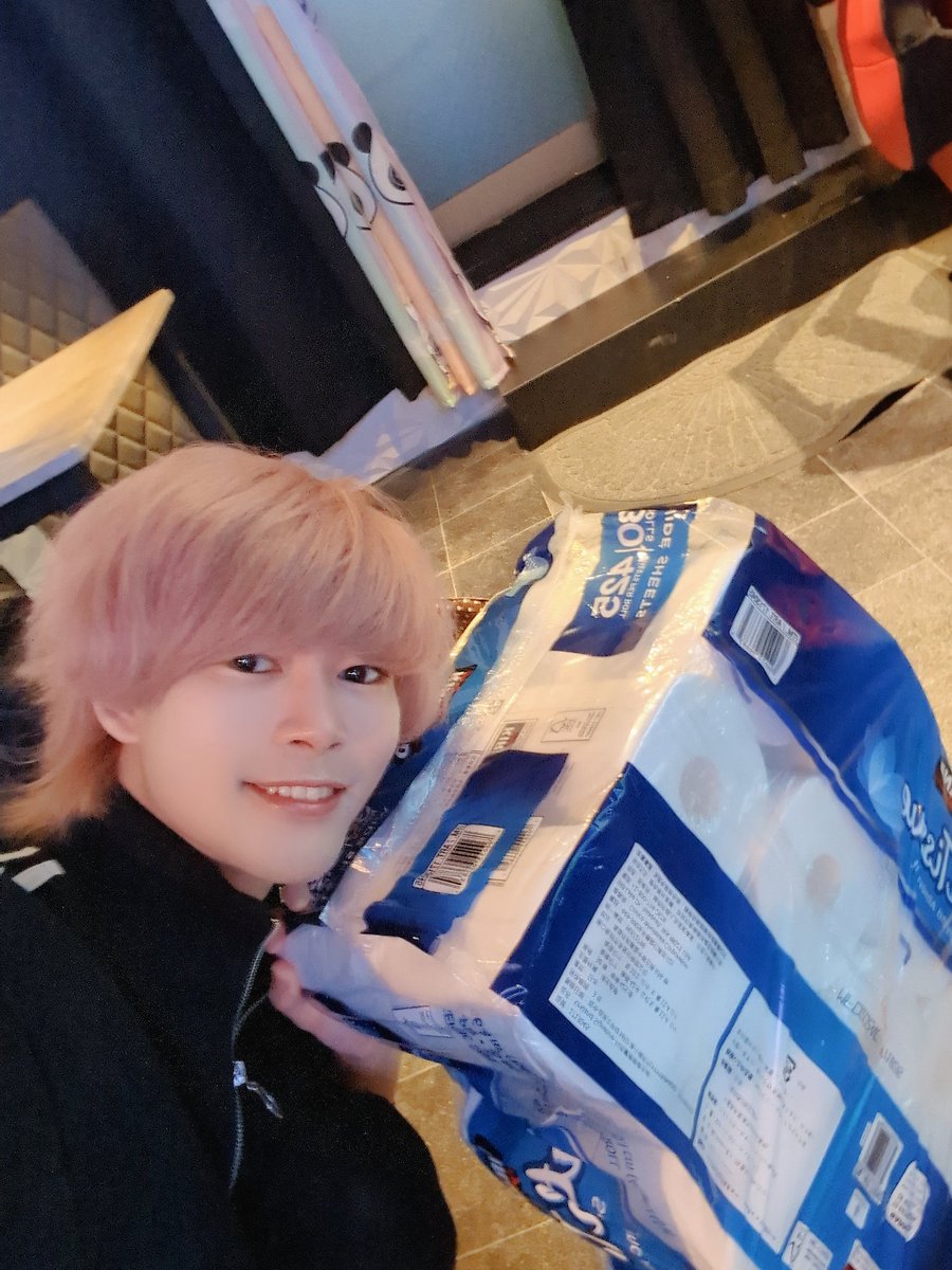 綾瀬Partieです！
本日も19時より元気に営業中💪
店長とたけぽんが買い出しに行ってくれたので、万全の状態で皆さまをお待ちしております🙆‍♂
にしてもコストコのトイレットペーパーデカいw

本日はりゅうすけのワンオペですが、早めに来れば、みなみとたけぽんに会えるかも？

＃綾瀬
＃バー