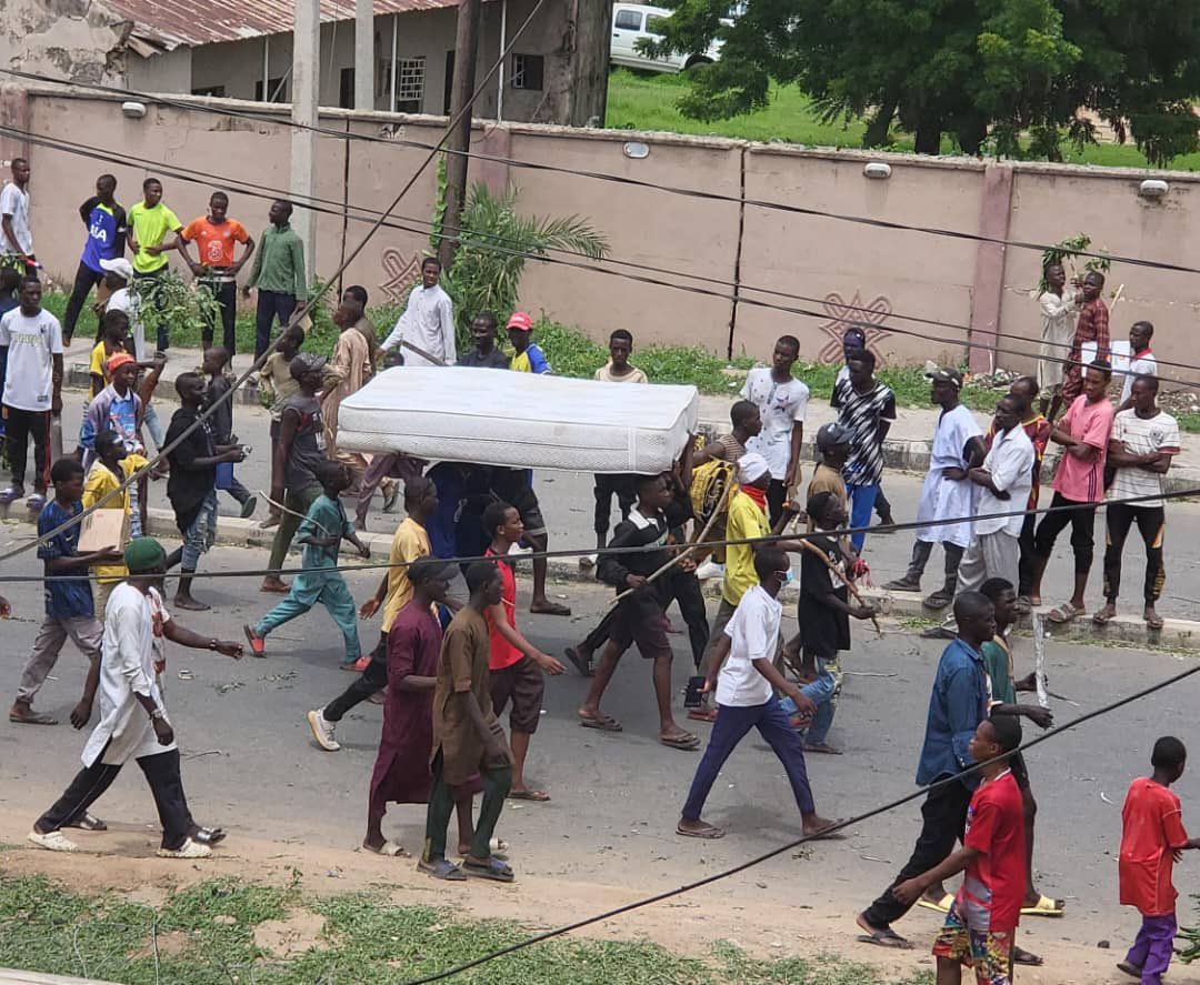 iamAhmadOlolu's tweet photo. Protesters are also looting in Kano, stealing furniture, rice bags, mattresses and so on. https://t.co/DrS1htX28j