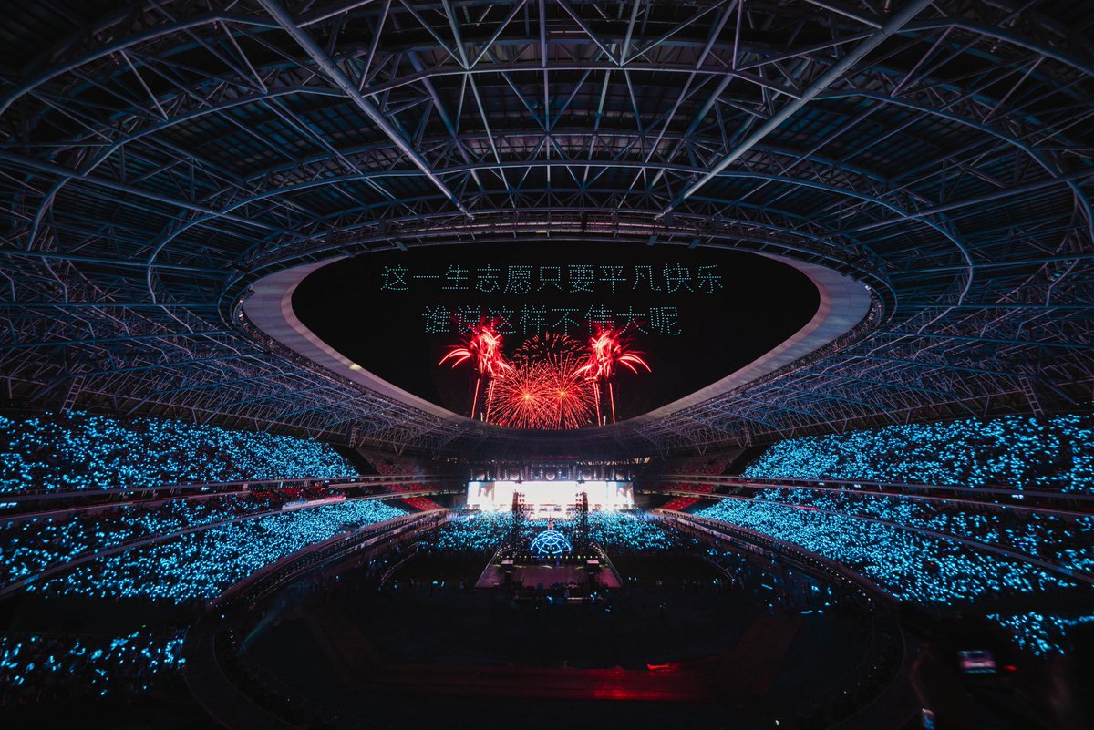 Shanxiwenhua's tweet photo. 五月天5525回到那一天  太原Day1
有你有我，组成五月天 💙
烟火、无人机与环场巴士 ❤️
造就灿烂夏夜🤘🏻 https://t.co/CGOkfy1h5W