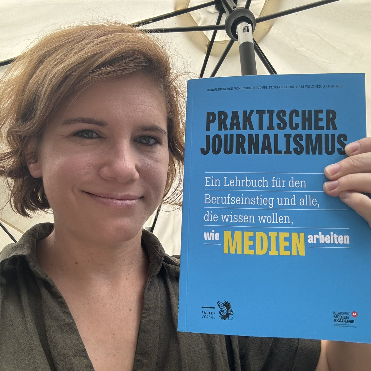 Ingrid Brodnig (@brodnig) on Twitter photo Heute mit der Post gekommen: Unser Lehrbuch „Praktischer Journalismus“ - herausgegeben von <a href="/ArminWolf/">Armin Wolf</a> <a href="/florianklenk/">Florian Klenk</a> <a href="/gabiwaldner/">gabi waldner</a> & mir
Mehr Infos hier: shop.falter.at/praktischer-jo… Heute mit der Post gekommen: Unser Lehrbuch „Praktischer Journalismus“ - herausgegeben von <a href="/ArminWolf/">Armin Wolf</a> <a href="/florianklenk/">Florian Klenk</a> <a href="/gabiwaldner/">gabi waldner</a> & mir
Mehr Infos hier: shop.falter.at/praktischer-jo…