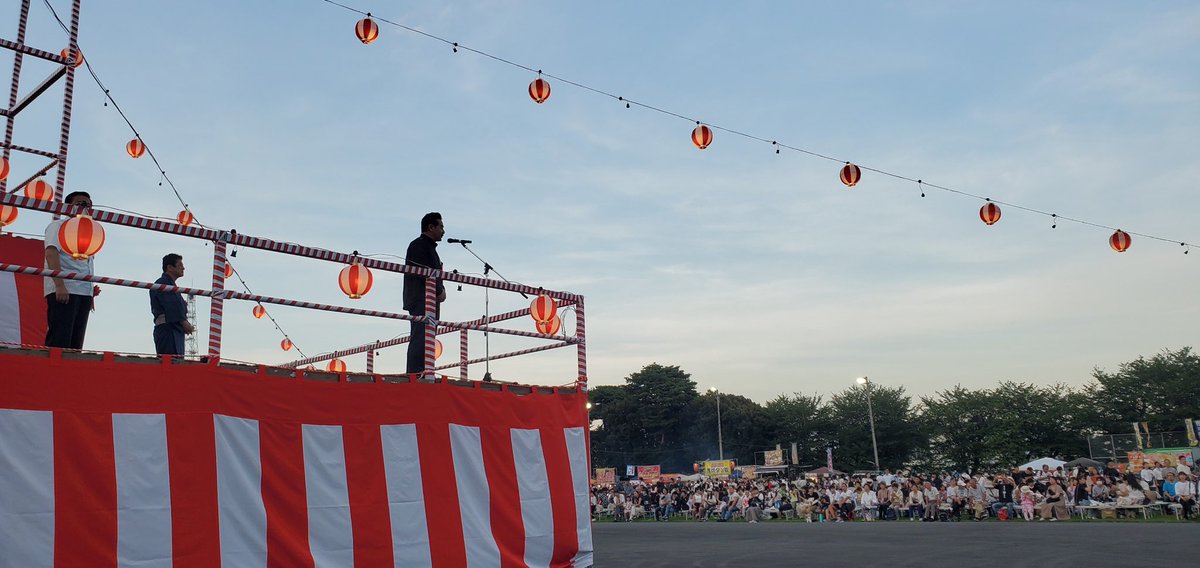 【 #航空自衛隊 #府中基地 #納涼祭 】
昨日の大雨が嘘のように、暑いながらも納涼祭日和を選んだのは、さすが #金野浩子 ・ #航空気象群 兼ねて基地司令
地域の方も多くご参加でしたので、「募集、募集、募集のご協力、宜しくお願いします！」と一言！