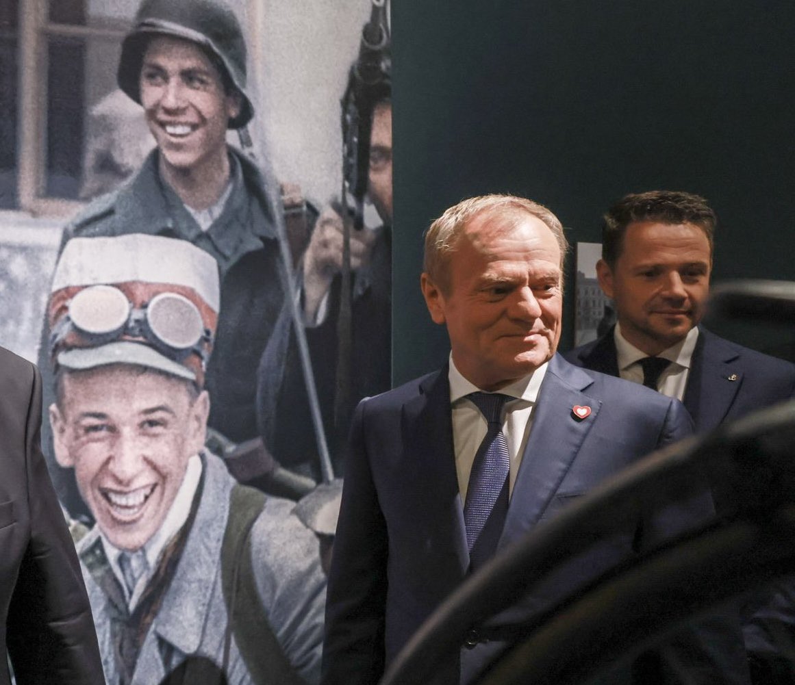 donaldtusk's tweet photo. Chwała Bohaterom! W 80 rocznicę Powstania razem z prezydentem Warszawy Rafałem Trzaskowskim w Muzeum Powstania Warszawskiego. https://t.co/U8QKCLPTge