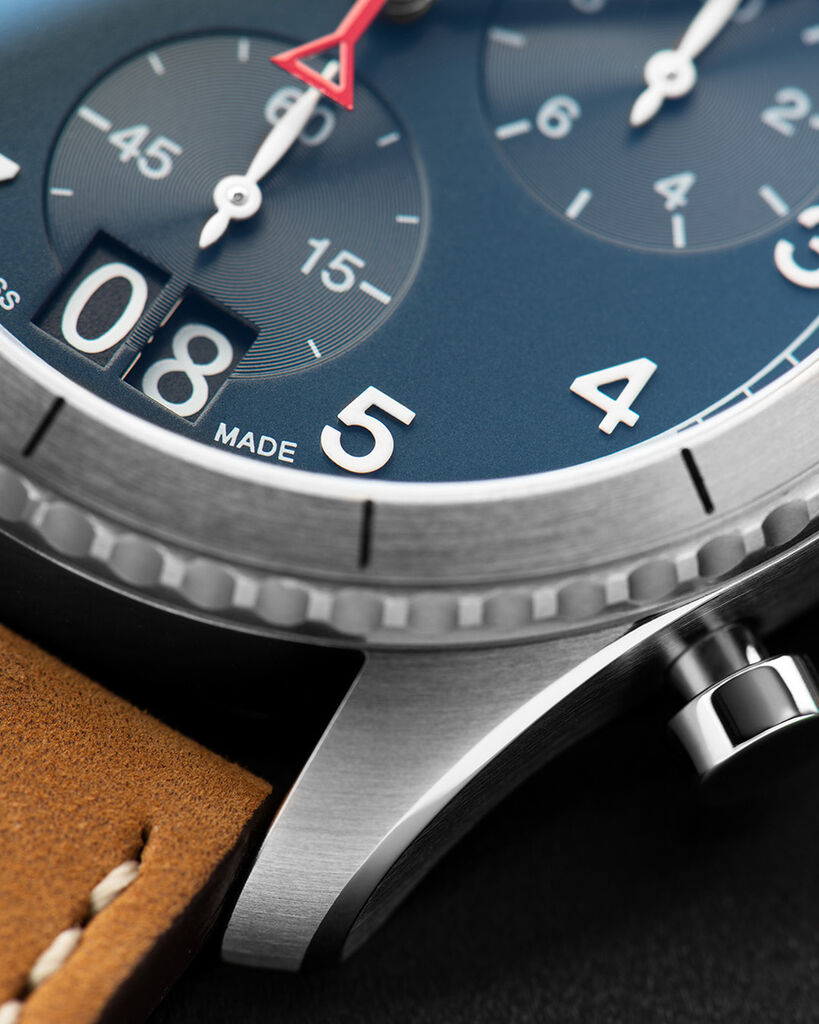 Chronoflam's tweet image. -Alpina-

Pilot's watches have been designed in this way since the early days of aviation, to make them easier to read and handle in flight.

#StartimerCollection #Chronograph #BigDate #PilotWatch #Legacy #swisswatch