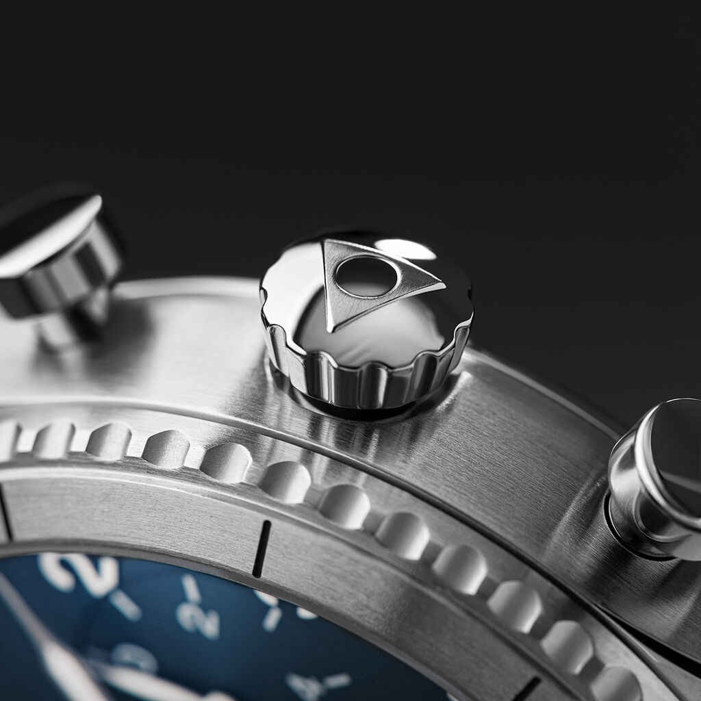 Chronoflam's tweet image. -Alpina-

Pilot's watches have been designed in this way since the early days of aviation, to make them easier to read and handle in flight.

#StartimerCollection #Chronograph #BigDate #PilotWatch #Legacy #swisswatch