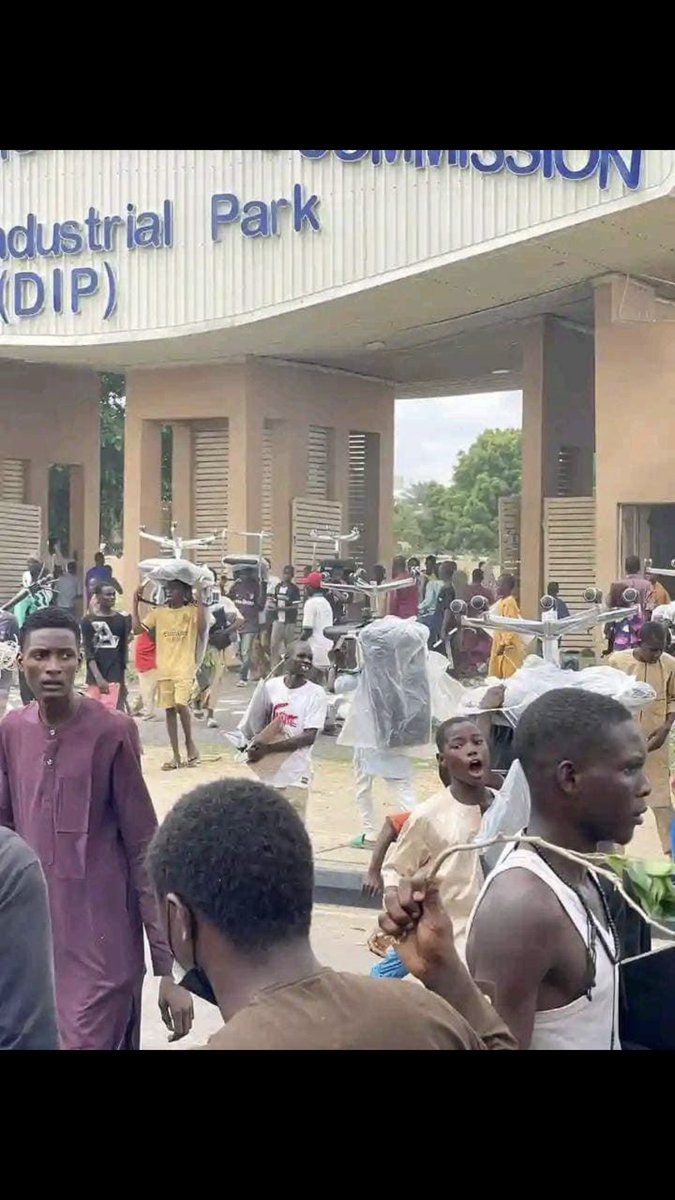 shazals's tweet photo. Situation at State Road Kano, NCC Digital industrial park Mobbed #Endbadgovernance #Protest https://t.co/DJfhtGkt9J