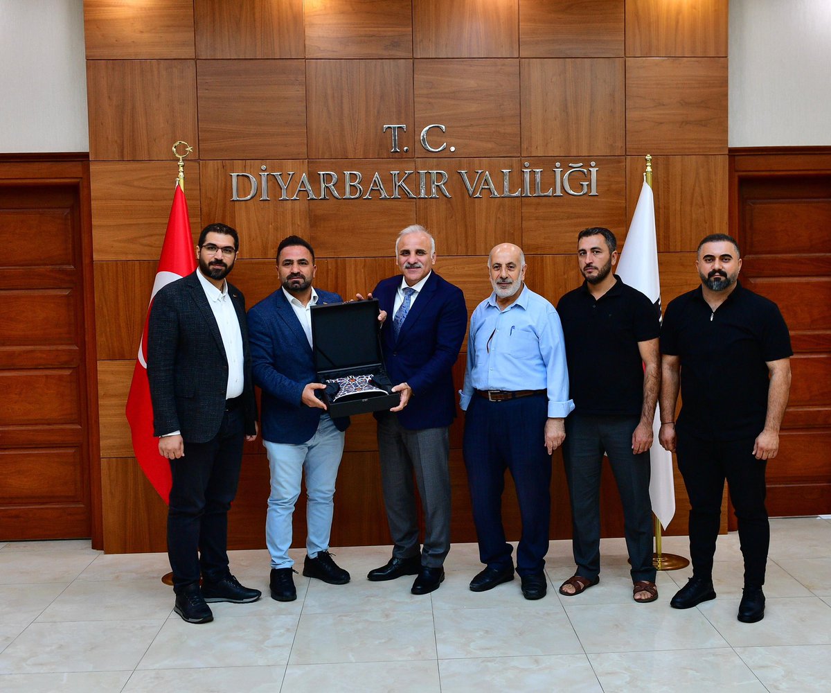 SERDARBATURAY's tweet photo. Türsab Mezopotamya Bölge Temsil Kurulu olarak, Diyarbakır Valisi Sayın Murat Zorluoğlu’nu makamında ziyaret ederek, hayırlı olsun temennilerinde bulunduk.

Misafirperverlikleri ve sektörümüze ilgileri nedeniyle Sayın Valimiz Murat Zorluoğlu’na teşekkür ederiz.  #turizmyüzyılı https://t.co/FJaRE02mza