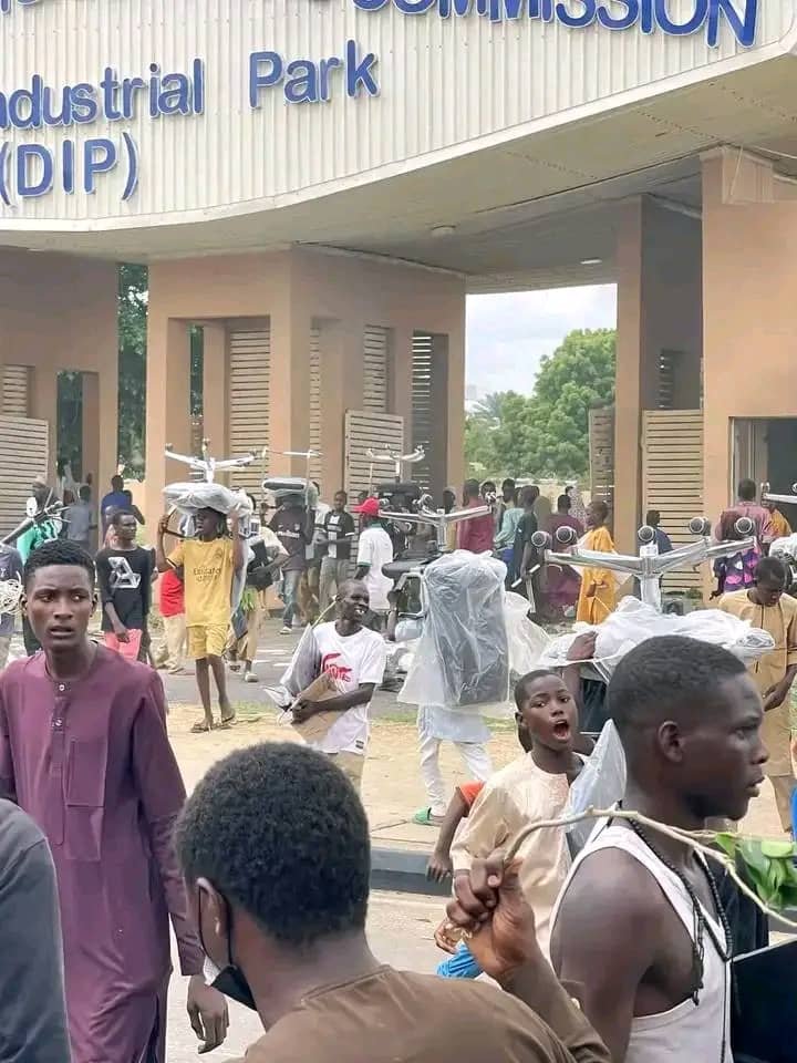 PremiumTimesng's tweet image. PHOTOS: Protesters loot yet to be commissioned Nigeria Communication Commission (NCC) Industrial Pack in Kano.

Follow LIVE UPDATES here: premiumtimesng.com/news/719377-ni…