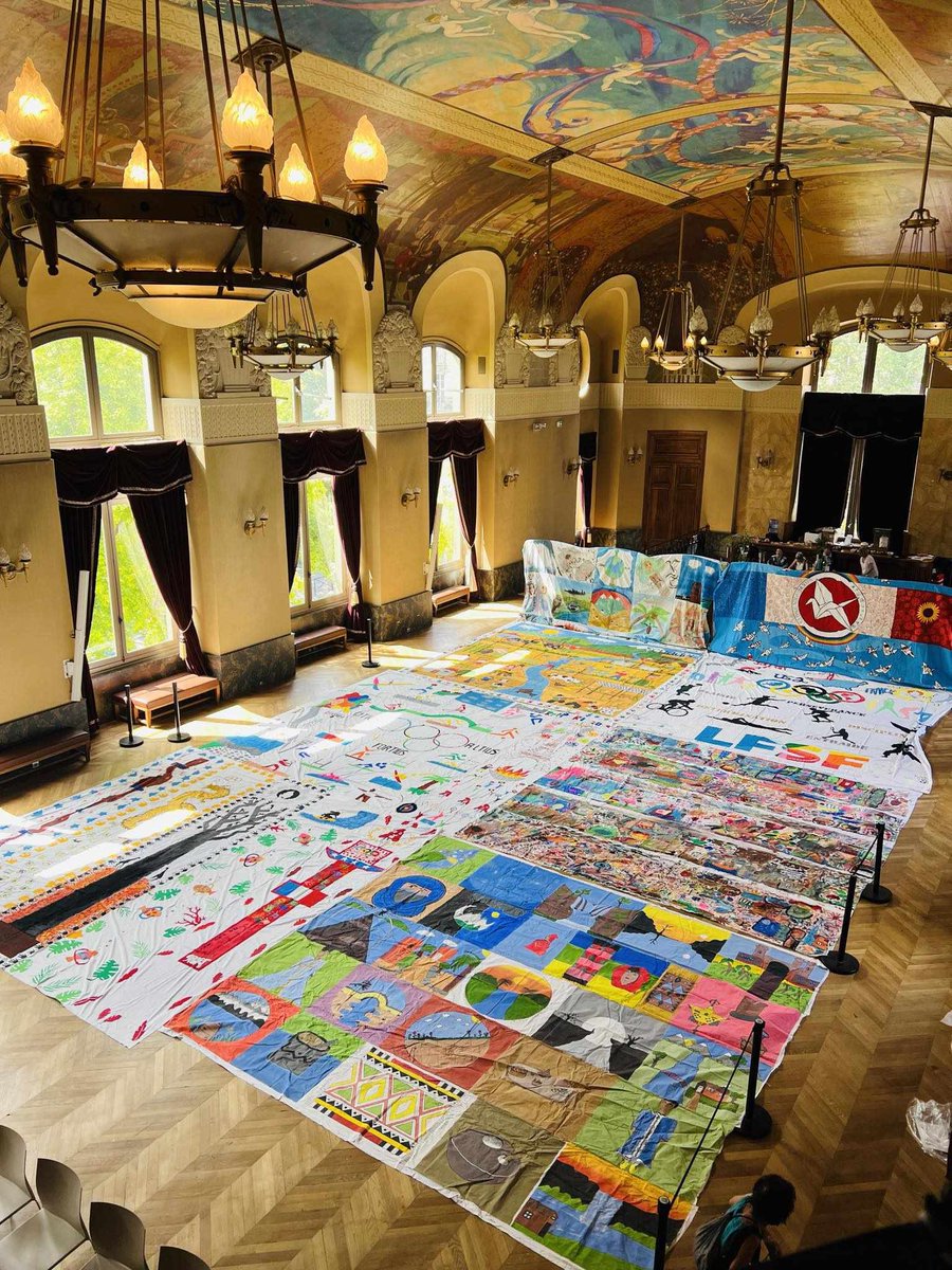 sanejapan's tweet photo. エクアドルの子ども達の大きな絵がフランスパリの区役所大ホールに他の国の子ども達の絵と共に展示されています。飯能の子達のはまだこれから。 https://t.co/Ioe8Ku4UW4