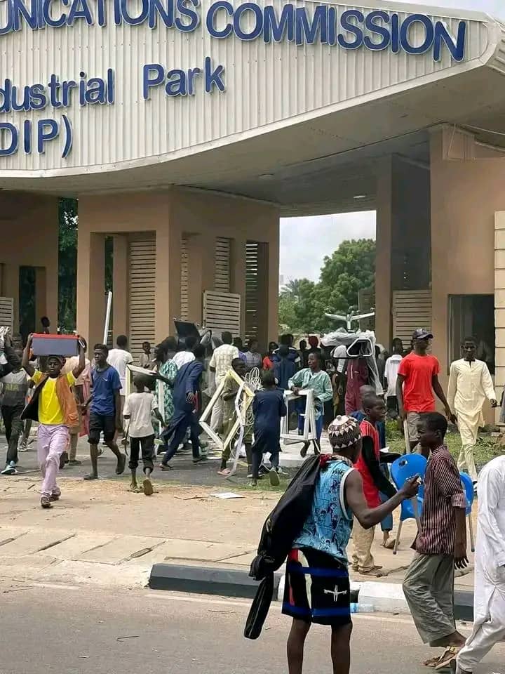 PremiumTimesng's tweet image. PHOTOS: Protesters loot yet to be commissioned Nigeria Communication Commission (NCC) Industrial Pack in Kano.

Follow LIVE UPDATES here: premiumtimesng.com/news/719377-ni…