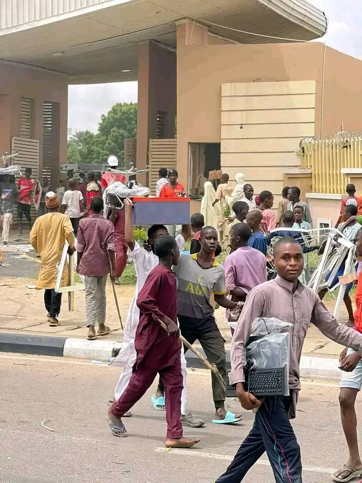 PremiumTimesng's tweet image. PHOTOS: Protesters loot yet to be commissioned Nigeria Communication Commission (NCC) Industrial Pack in Kano.

Follow LIVE UPDATES here: premiumtimesng.com/news/719377-ni…