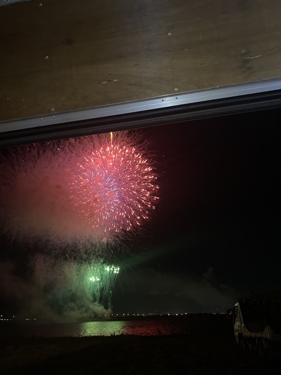 rikiaim's tweet photo. 毎年の特等席 
花火座ってみるか立ってみるか寝そべって見るかさぁどれ https://t.co/cV1DjbB9i3