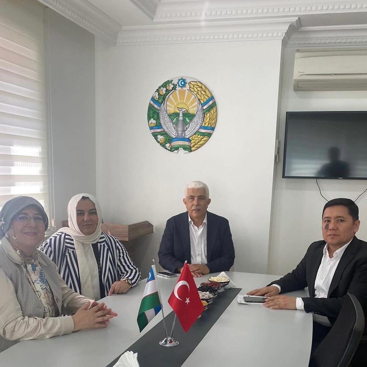 Bugün Prof. Dr. Mustafa Kaçar, Öğr. Üyesi Betül Bilgin ve Dr. Nihal Fırat Özdemir, Özbekistan Başkonsolosu Şerzod Abdunazarov’u ziyaret ettiler. Ali Kuşçu’nun 750. yılına özel program hakkında bilgi verdiler. Başkonsolos Abdunazarov’a misafirperverliği için teşekkür ederiz.
