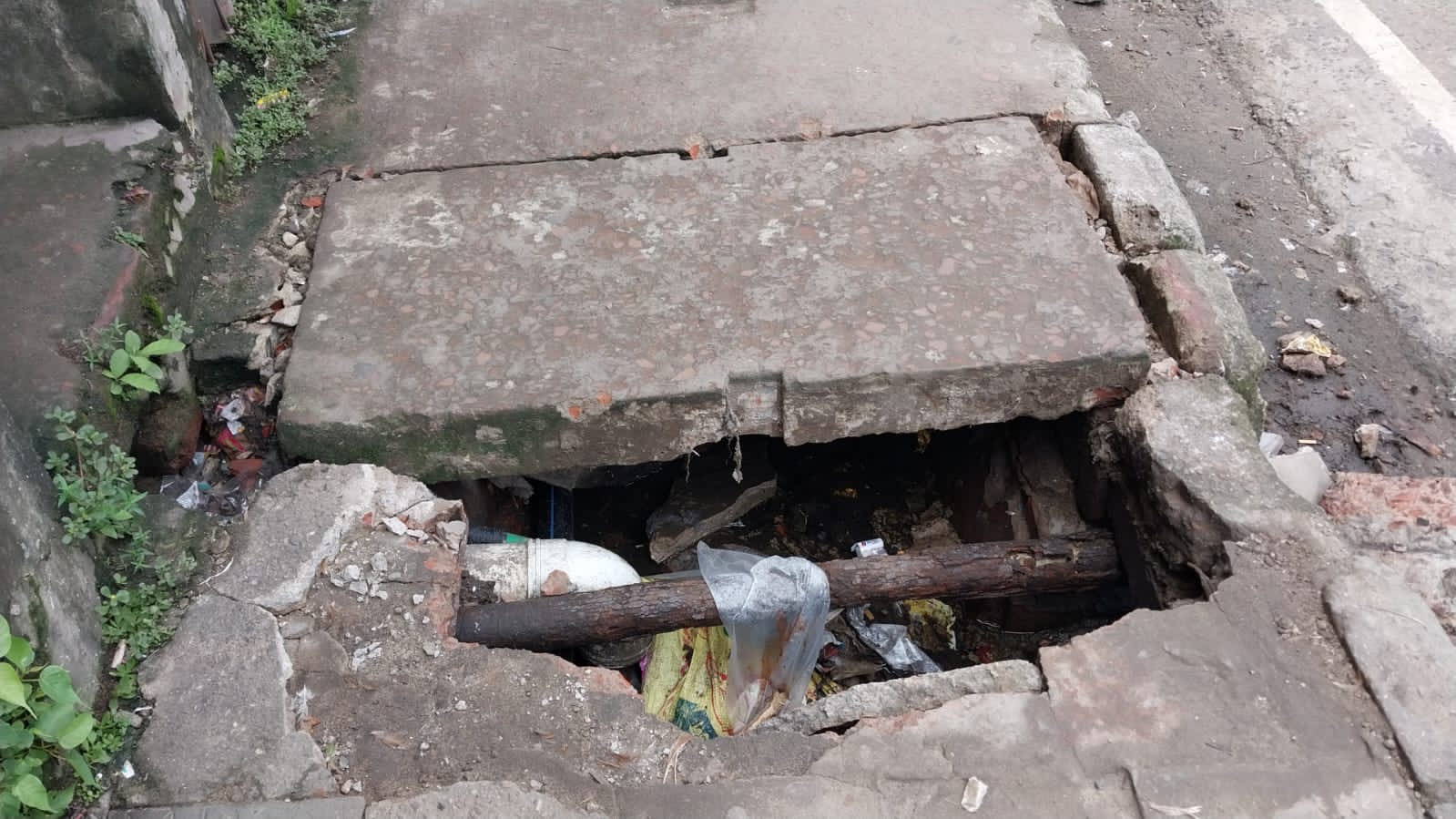 চট্টগ্রাম নগরীর ফুটপাতের বেহাল দশা, ঝুঁকি নিয়ে চলাচল করছে পথচারীরা