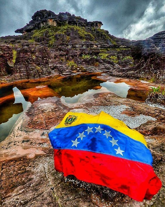 #VenezuelaLibre , Aunque el camino sea difícil, la esperanza es la energía que nos impulsa a seguir adelante. Venezuela, no te rindas. 🇻🇪💛