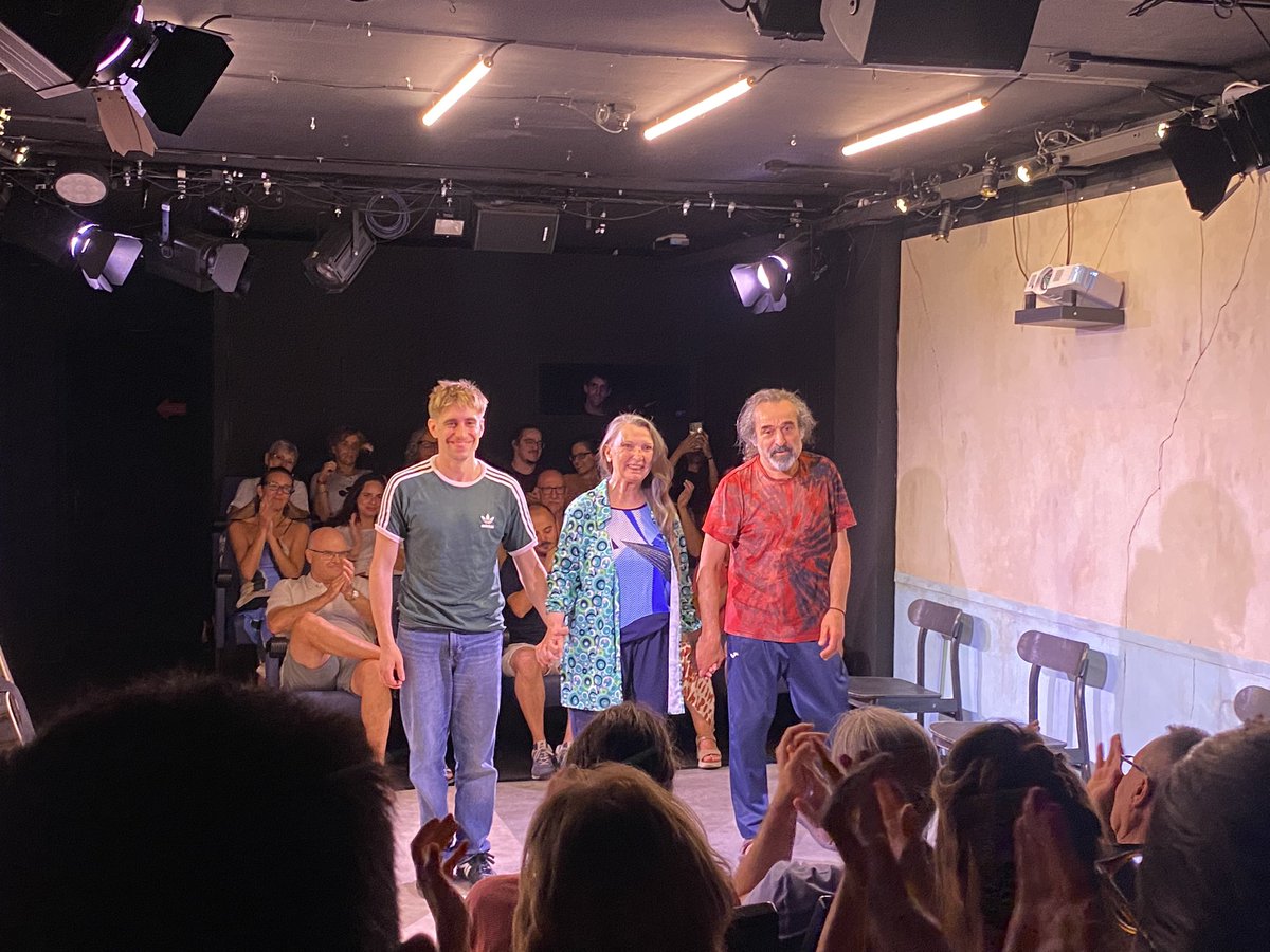 “Em Dic Josep” de <a href="/MarcDeLaVarga/">Marc de la Varga</a> a la <a href="/SalaFlyhard/">Sala Flyhard</a> és una joia amb dos immensos <a href="/PauVinyals/">Pau Vinyals Dalmau</a> i <a href="/montplans/">Mont Plans</a> i una descoberta <a href="/DanielHigienico/">daniel higienico</a> !! Tornaran després de vacances i jo us la
Recomano!! I felicitats en especial a la Mont, que anava ben nafrada i va actuar increïblement!