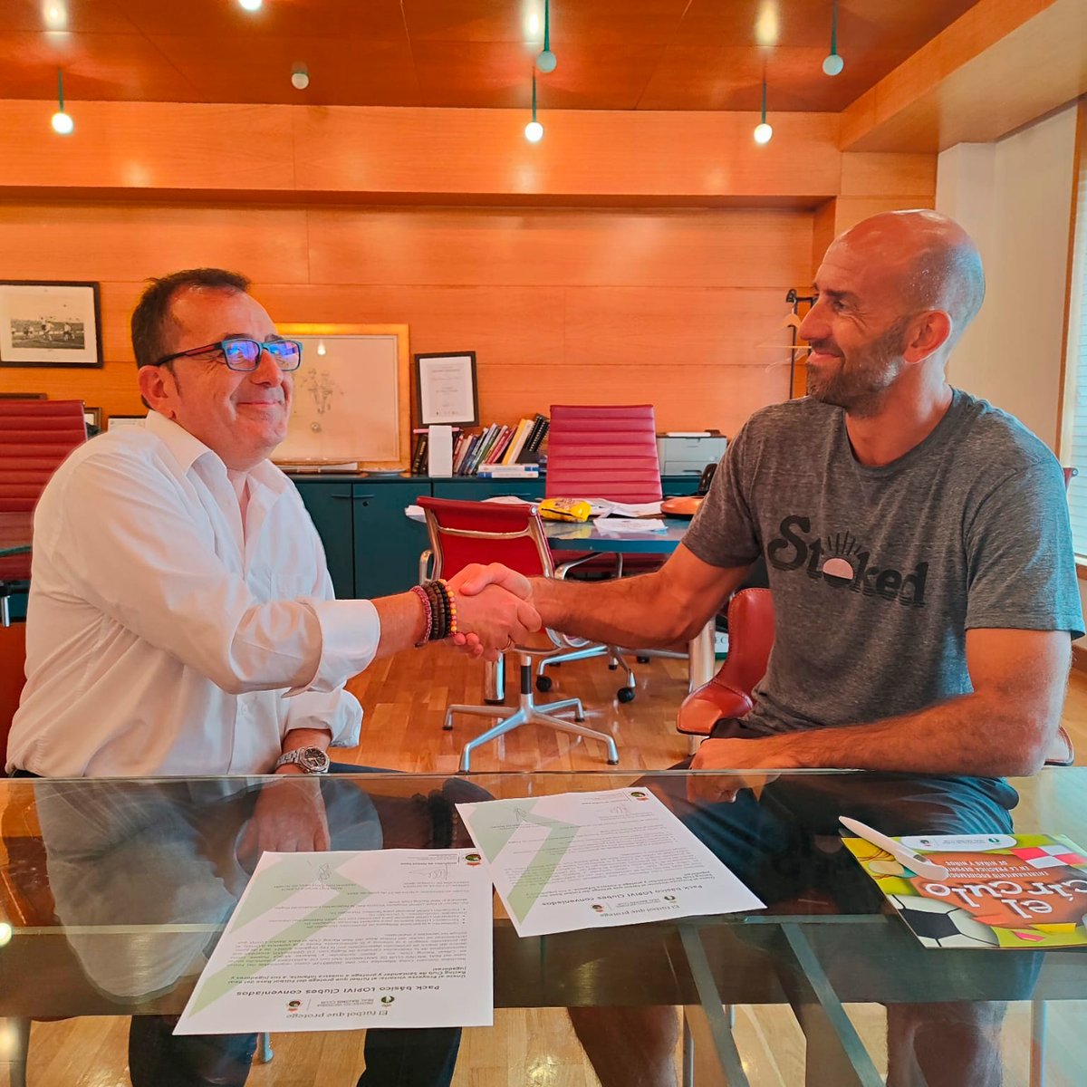 RacingCantera's tweet photo. 🆕 La Federación Cántabra de Rugby (@rugbycantabria1) y Chefs Working (@chefsworking) se suman al #ProyectoVictoria • Roberto Mujica y Jessica López, en representación de las entidades, se reunieron con Gonzalo Colsa (@Gonzalo_Colsa) y Gonzalo Silió (@ZaloSilio) en El Sardinero. https://t.co/9lwGYMbZJw