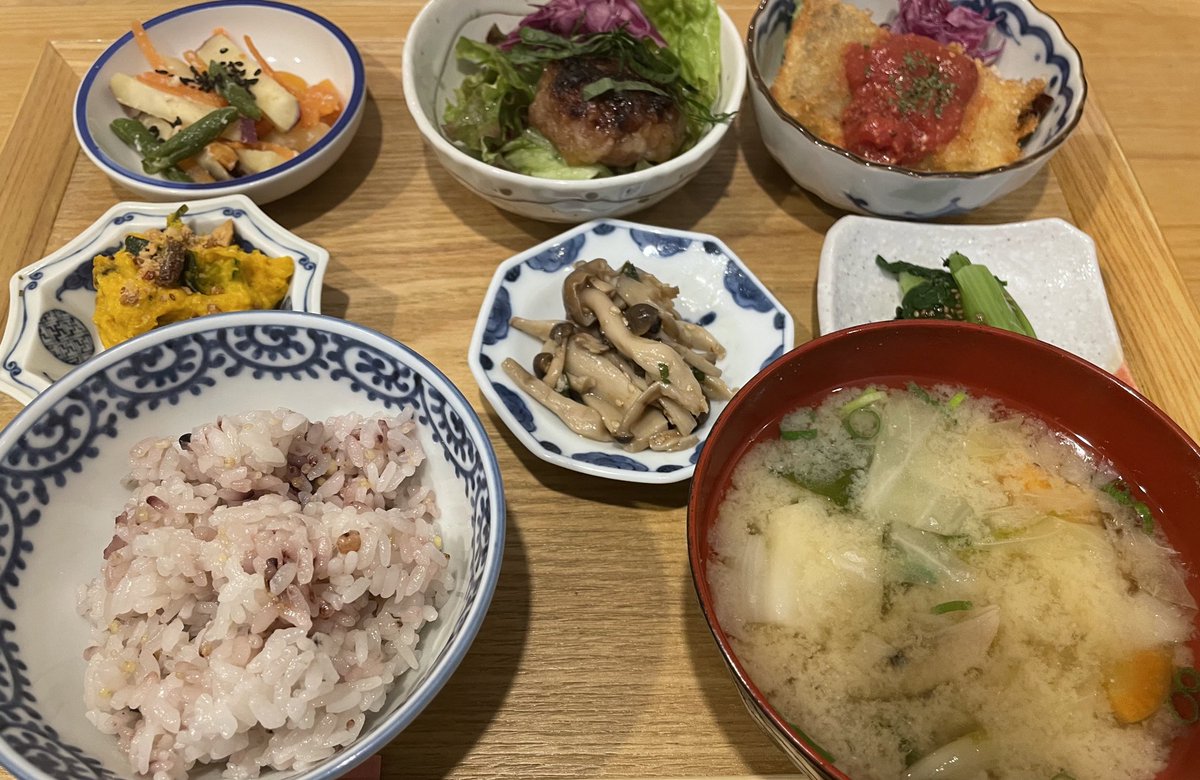 cure378's tweet photo. ムカついたり少し落ち込んだ時ほどちゃんとご飯を食べる（やけ食いではなく）。ムカついた時は副腎からアドレナリンとコルチゾールが出っぱなしになっていますが、空腹時だと筋肉までが削られて生命力自体削られる。生命力が削られると引きずる時間も長くなる。最強の復讐は相手にせず自分を労ること。 https://t.co/PY9Yuu1cgs
