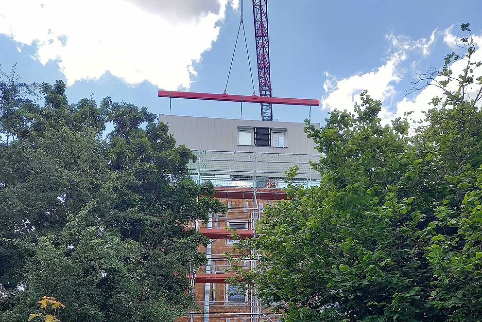 🏗️ Start der 2. seriellen Quartierssanierung der GEWOBAU #Erlangen nach dem #Energiesprong -Prinzip! 🏢 132 Wohnungen in 6 Mehrfamilienhäusern werden energetisch optimiert. 👍Die Mieter:innen können während der #Sanierung in der Wohnung bleiben. 

Mehr ▶ energiesprong.de/news-downloads…