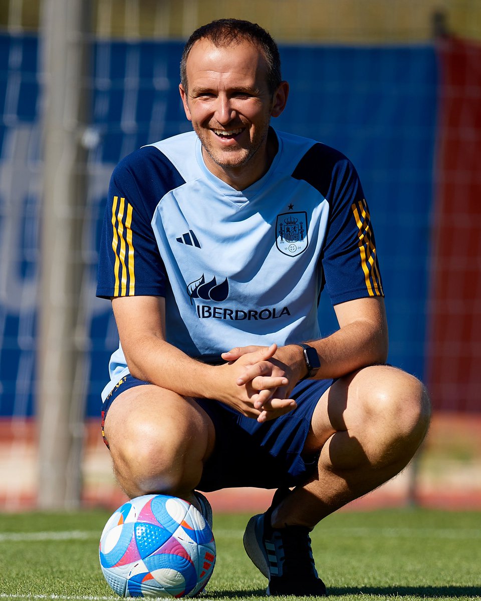 🎖️ Ayer se me notificó la propuesta del <a href="/copmadrid/">Colegio Oficial de la Psicología de Madrid</a> 🧠 para otorgarme la mención honorífica del Colegio en reconocimiento a mi labor profesional en la selección 🇪🇸

🥹 Quisiera hacer público mi agradecimiento y el honor que siento al recibir tal distinción