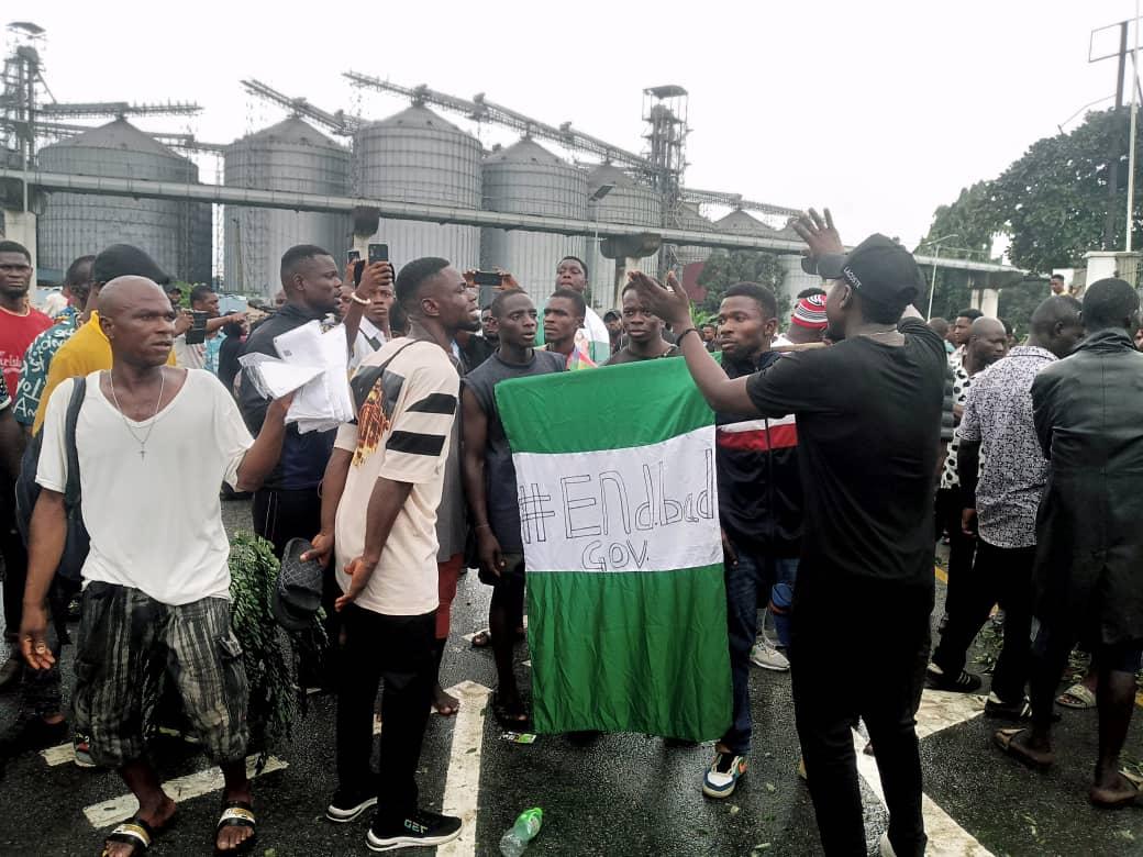 superfmphcity's tweet photo. #endbadgovernance in Port-Harcourt in front of the Rivers State Government House
#SuperFMNews #PortHarcourtProtests #EndBadGovernance
#EndBadGovernaceInNigeria #SuperFMProtestLiveUpdates https://t.co/LxNivia1E6