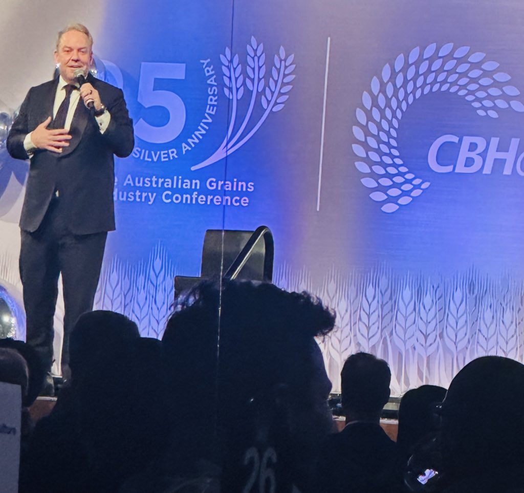 Well played <a href="/GrainTradeAus/">Grain Trade Aust</a> Aust Grains Industry Conference. Peter Helliar absolutely hilarious 🤣