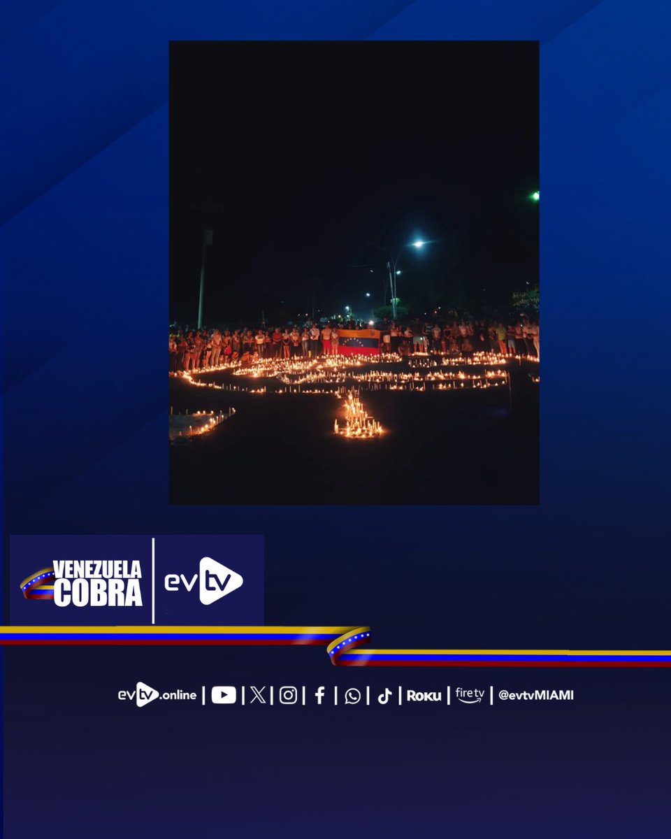 EVTVMiami's tweet photo. #VenezuelaCobra | 🇻🇪🙏 Habitantes de El Vigía, en el estado Mérida, elevaron la noche de este miércoles #31jul una oración por el país.

A través de imágenes aéreas, se pudo apreciar decenas de personas concentradas y con velas encendidas formaron figuras, como el mapa de Venezuela y la palabra SOS. Todo esto como símbolo de protesta por los resultados electorales fraudulentos que ofreció el CNE tras la elección del #28jul.
.
📷 Fotografías: josetorresfilm en Ig

📲Más en https://t.co/PiKoItRyfO 
#NoticiasEVTV #1ago #eleccionesenvenezuela #VenezuelaVotaYCobra #EleccionesVenezuela📷 🗳