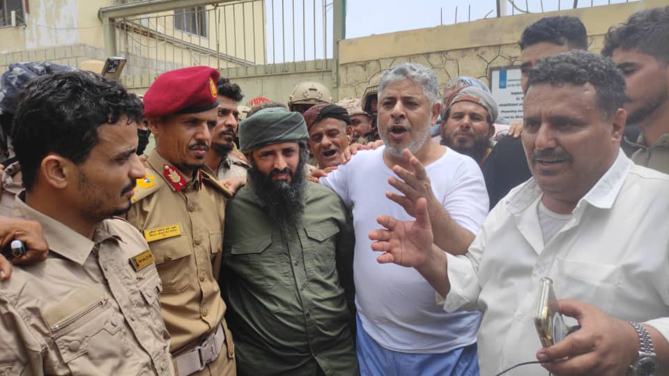 AhmedBinFareed1's tweet photo. بعيدا عن عبارات الشكر والعرفان... دعونا نتوقف قليلا أمام الحدث ومعانيه من زاوية ايجابية.
بينما كنت أشاهد فيديو الإعفاء وما صاحبه من تهليل وتكبير ، سألني ولدي : ما هذا ؟!
فشرحت له القصة برمتها، وحينما انتهيت سكت للحظة ثم قال : هذا يعني انه يوجد نظام ! 
قلت له ،، نعم ،، وهذه ملاحظة جيدة، ومنها نتحدث عن الزاوية الإيجابية.. التي انتجت سرعة كبيرة في تعاطي القضاء مع الحادثة ، ومهنية لدى جهات التنفيذ لا تحدث إلا في دول مستقرة.. وهذه مسألة يجب أن نشيد بها ، رغم القصور في بعض الجوانب ، ويجب كذلك أن نشيد بدور قبيلة  يافع التي احتكمت للعقل والحكمة والمنطق والأهم من كل ذلك الى " شرع الله " .. واظهرت قدرة كبيرة على ضبط النفس وعدم جر القضية إلى مسارات صدام كان من الممكن أن تحدث،  وفي تقديري لو ان هذه ال��ادثة بكل تفاصيلها المريرة وقعت في شبوة،  لما انتهت بالصورة التي شاهدناها اليوم!!
نعم ..مع الأسف، ،، اعتقد لكان القاتل وعشيرته قد تمنعوا،  تذرعوا،  ولكان اهل الحق قد بنوا القلاع واشتروا السلاح استعدادا للمواجهة والصدام. 
فلماذا يحدث هذا في شبوة وبعض المحافظات دون غيرها ؟! السبب في تقديري يعود إلى اننا قد بعدنا عن " شرع الله" واهنا دور الدولة ،واضعفناه،  واخترنا بدلا عنه أعراف واسلاف فشلت في حل اي نزاع كما نشاهد،، ولو ان أهلنا في شبوة اختاروا حكم الله ،وما تقرره الدولة كما في قضية حسين بن هرهرة لتجنبنا كثيرا سفك الدماء وحروب ما انزل الله بها من سلطان.